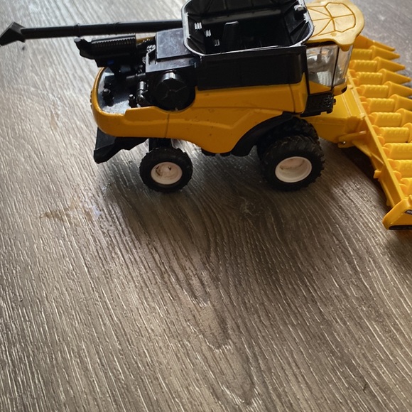 Moisoneuse bateusse new holland en jouet avec bar de coupe a blé et a maïs - Picture 5 of 8